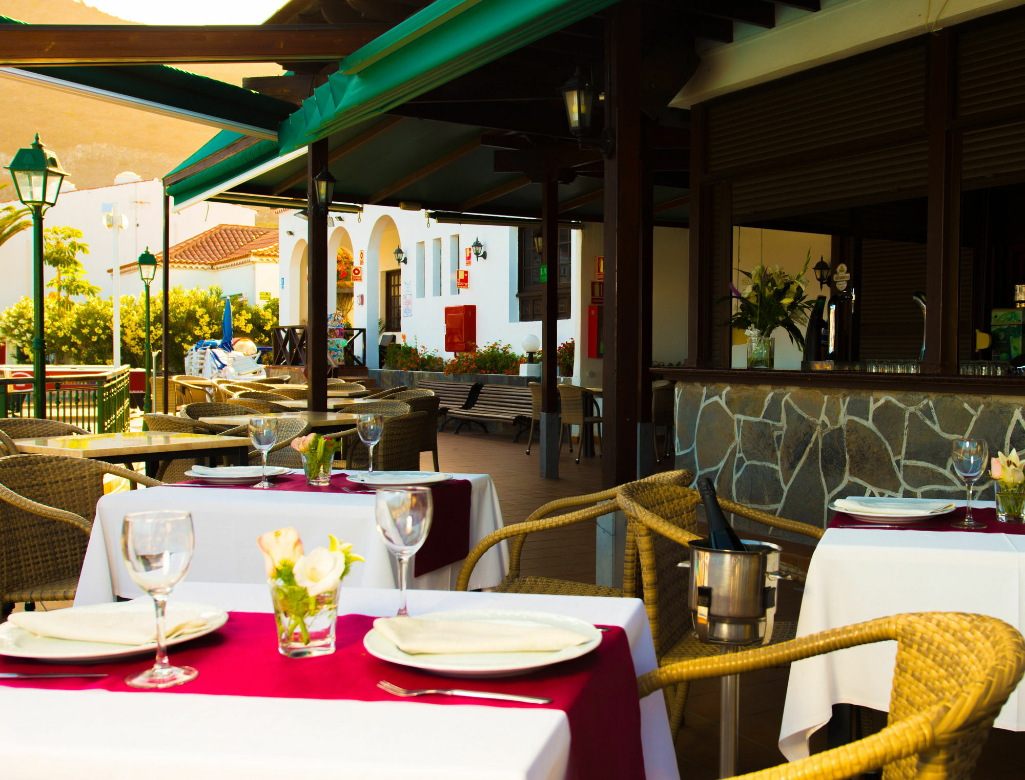 Ona Rosas Apartahotel