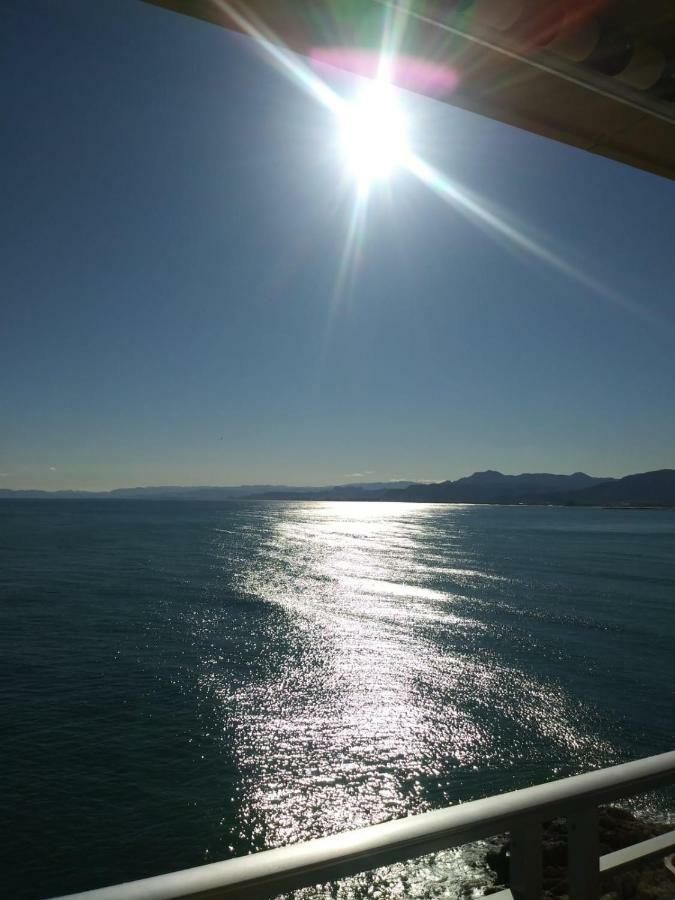 Junto Al Mar *