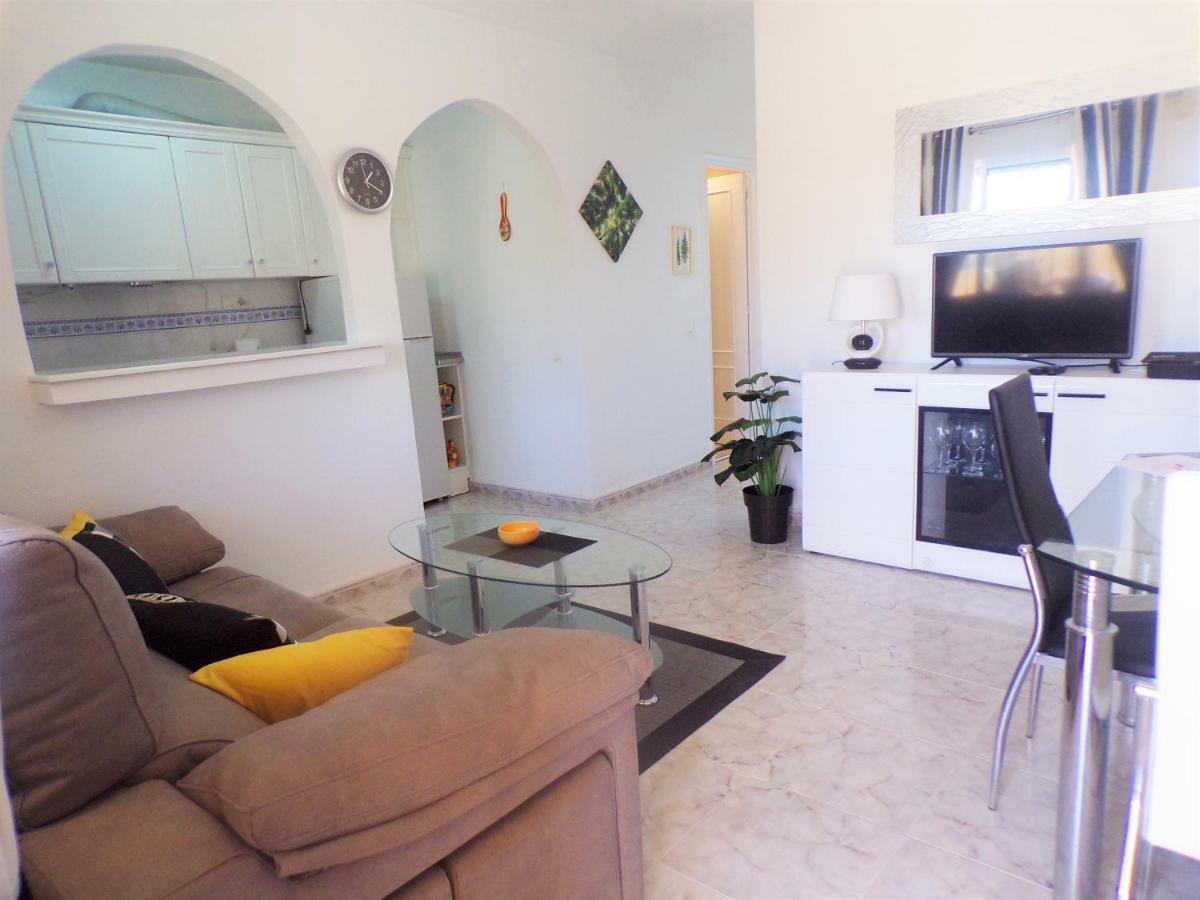 Ground Floor Overlooking Pool Apartamento