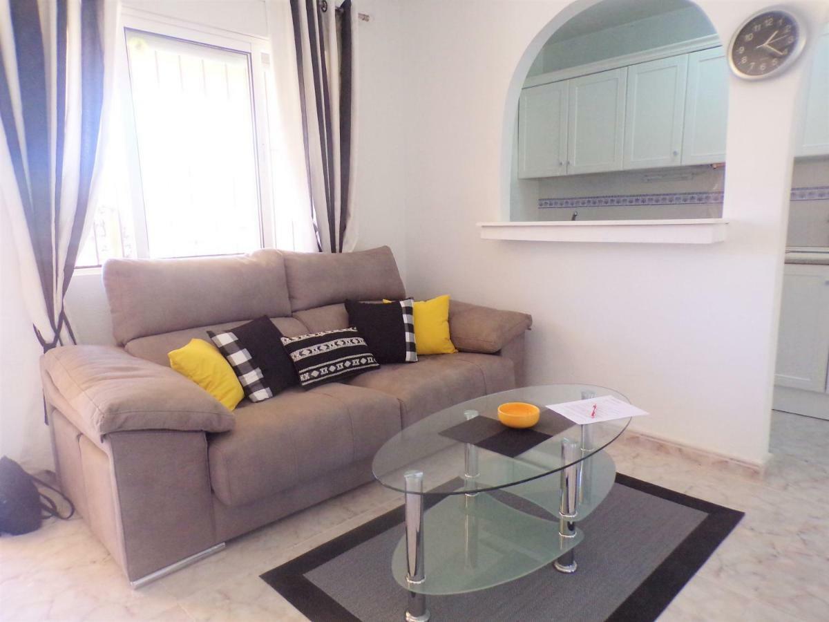 Ground Floor Overlooking Pool Apartamento *