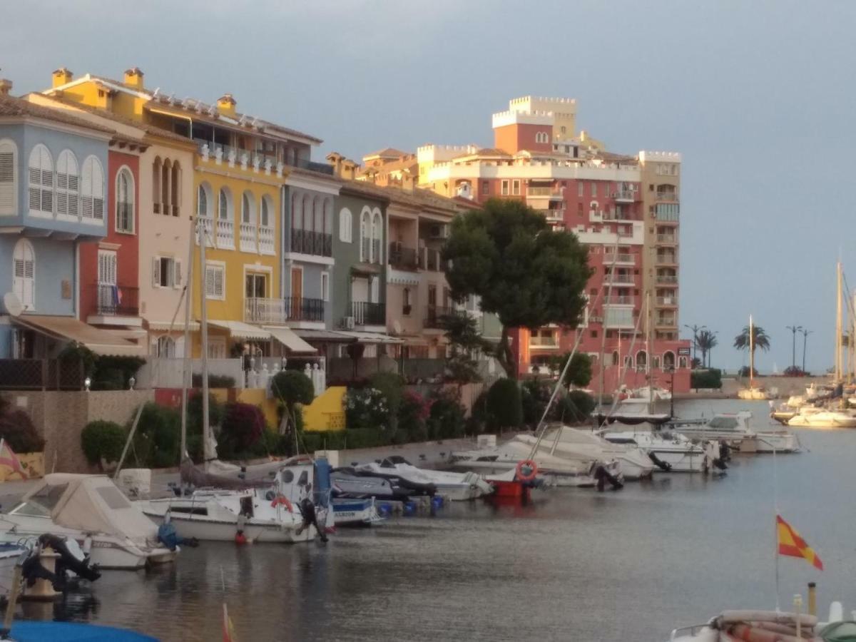 En * Port Saplaya