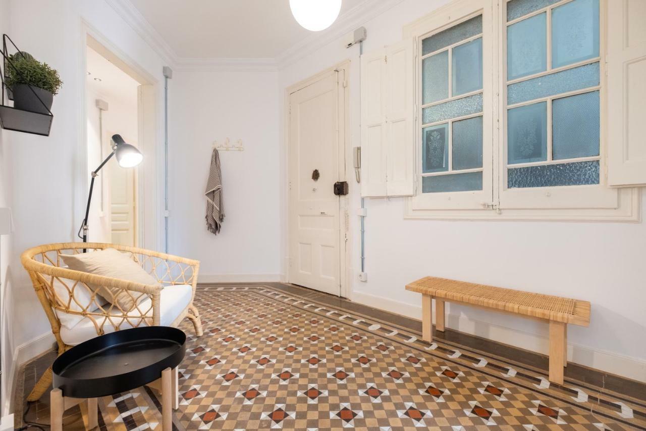 Apartment B32-sunny And Modernist For Groups In Center Barcelona