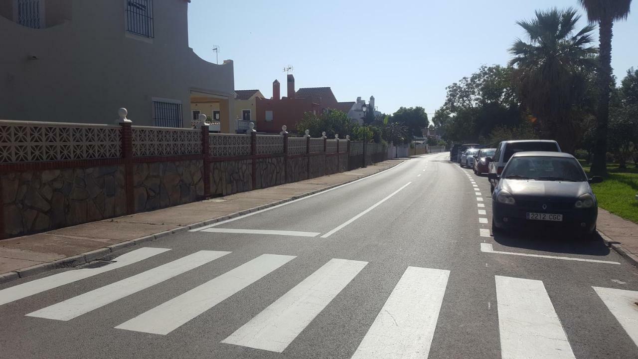 Little Peaceful Retreat With Bath, Heating, Terrace, Free Wifi Fridge Easy Parking Habitación en casa particular Marbella