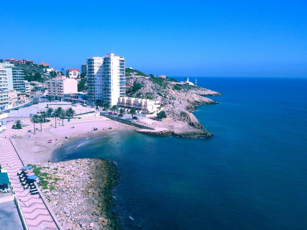 Junto Al Mar *