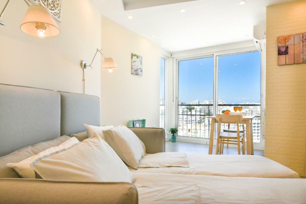 Seafront Top Floor Studio Apartamento Benalmádena