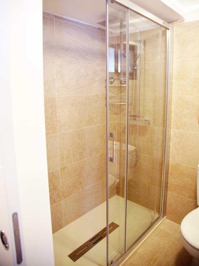 2 Min Walk To - Private Solarium Holiday home