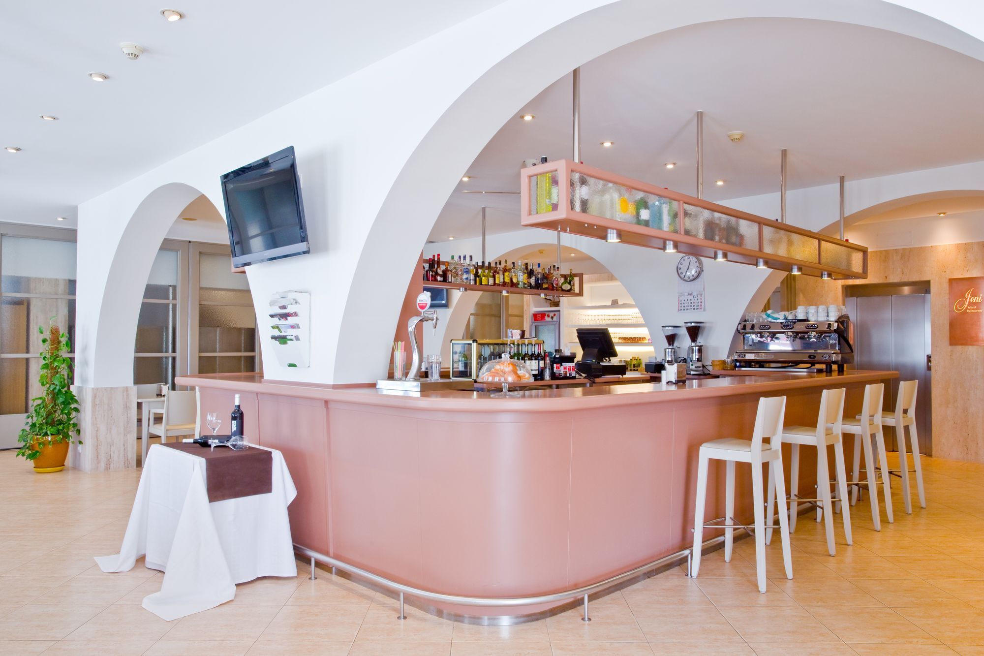 Hotel Jeni & Restaurant 3*