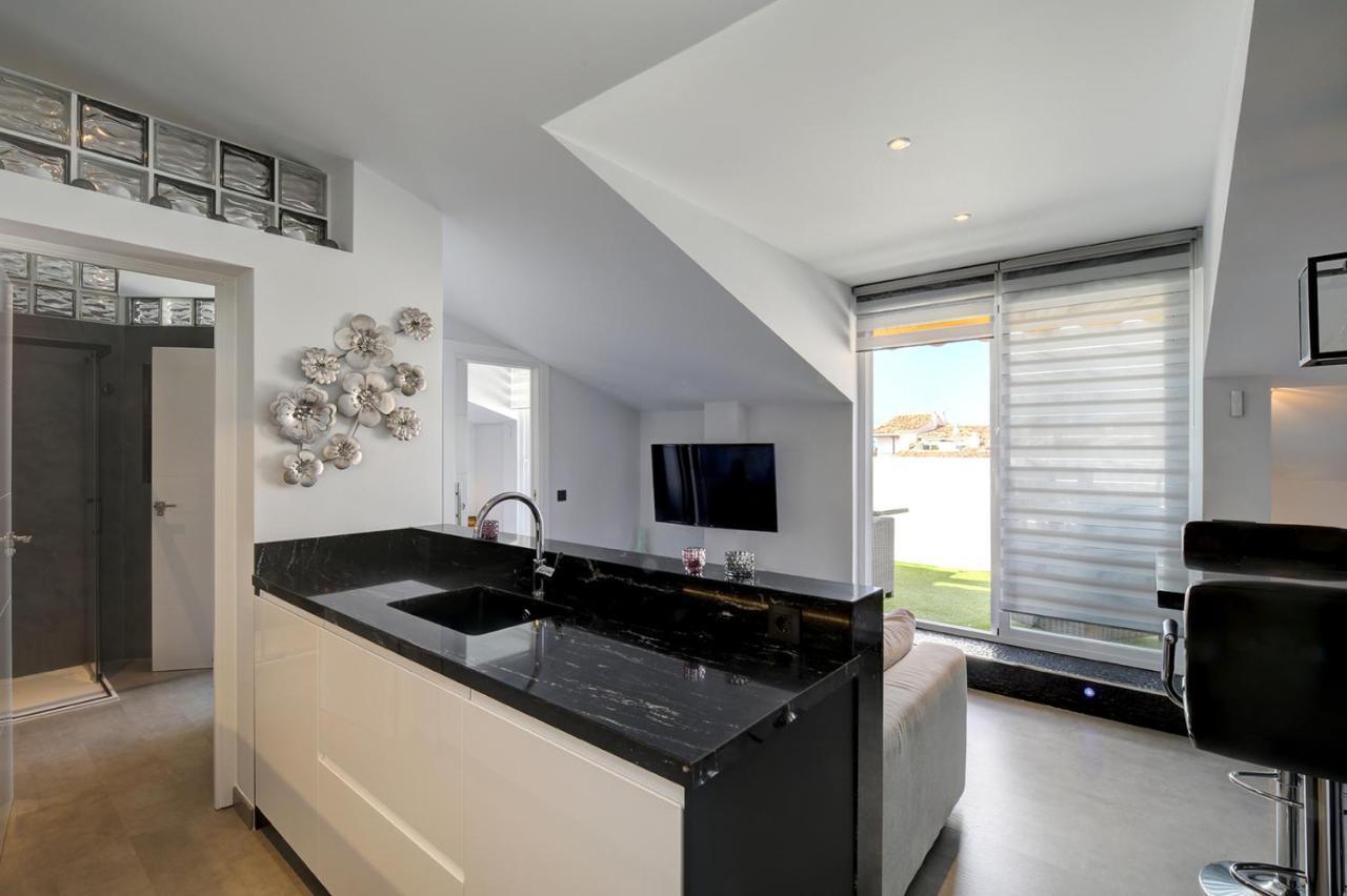 Penthouse Deluxe, Carolina Park, *