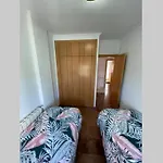 Casa adosada con porche, piscina y pista de pádel, junto al campo de golf