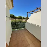 Casa adosada con porche, piscina y pista de pádel, junto al campo de golf
