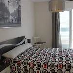 Bonito apartamento en primera línea de campo de golf y vistas al mar