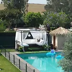 Luxurious villa. Prívate pool, Padel court. Subway