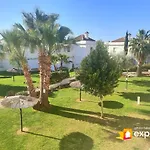 Casa adosada con porche, piscina y pista de pádel, junto al campo de golf