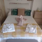 Apartamento totalmente reformado con piscina y jardines al lado de la playa de la Carihuela