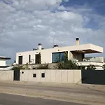 Chalet Con Piscina Y Jardin, No Fumadores Ni Fiestas