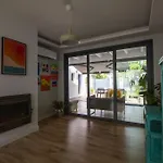 Casa con jardín privado y barbacoa piscina y 300 metros de la playa by Lightbooking