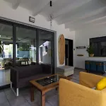 Casa con jardín privado y barbacoa piscina y 300 metros de la playa by Lightbooking