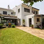 Casa con jardín privado y barbacoa piscina y 300 metros de la playa by Lightbooking