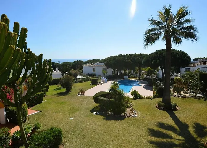 Calahonda - Sleeps 6 - Parking - Garden - Pool