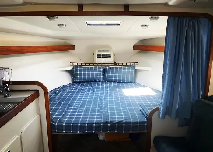 Cozy Private Two Rooms Yacht In Barcelona With Free Parking