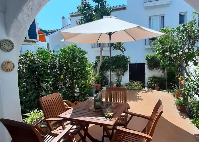 Precioso apartamento a pie de playa en la nueva Milla de Oro entre Estepona y Marbella
