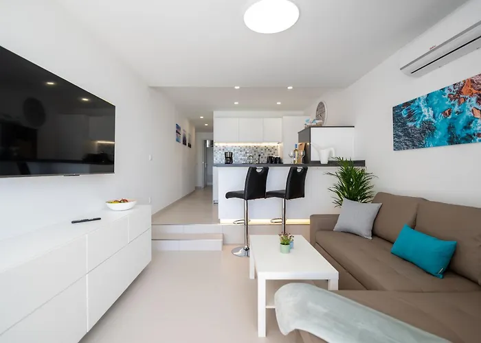 Pool Apartment Tamaran