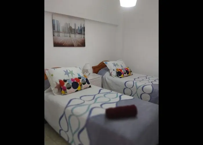 Deluxe 3 Bedroom Apartment, Balcony, 15 Minutes Walk To City And Beach Sys2