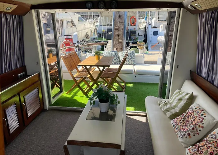 Spacious And Cozy Boat House In Barcelona