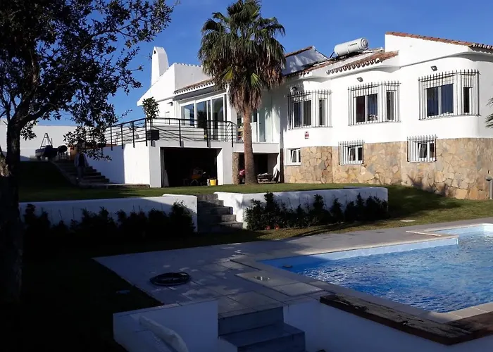 Torreguadiaro Villa - 2 Mins Walk From The Bars And Restaurants
