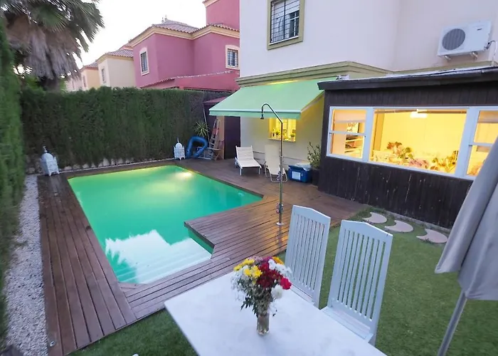 Elegant Villa In Tomares, Private Pool And Enclosed Garden