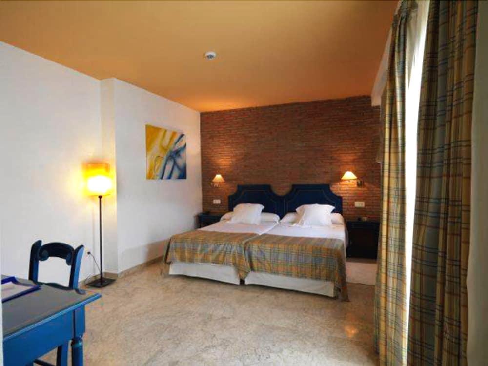 Doña Lola Zahara Hotel 4*