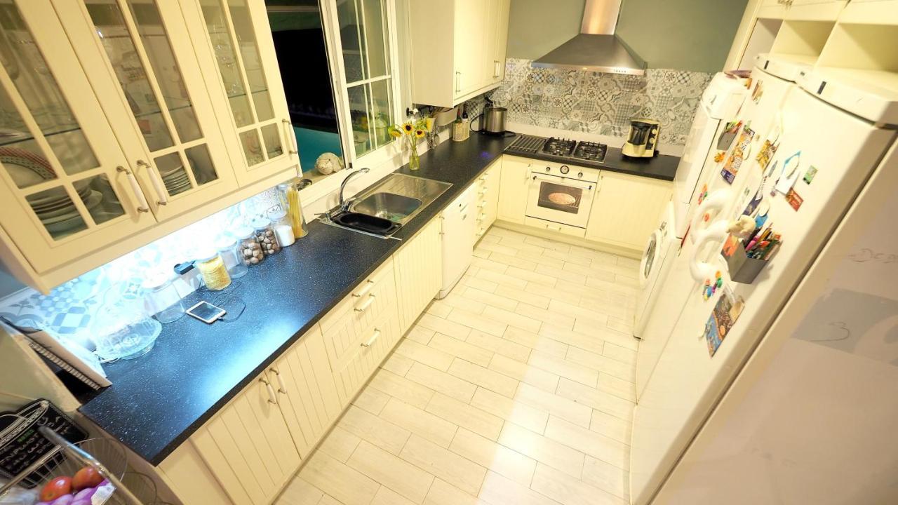 Elegant In Tomares, Private Pool And Enclosed Garden Villa