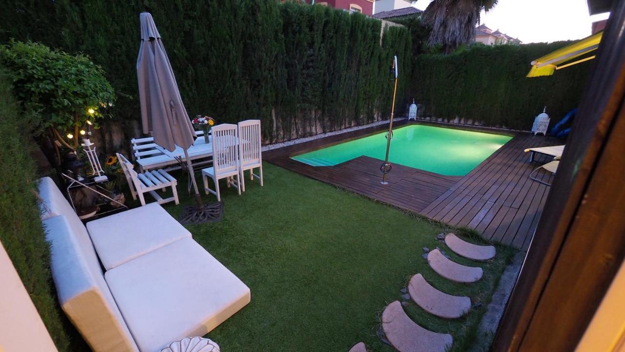 Elegant In Tomares, Private Pool And Enclosed Garden Villa Tomares