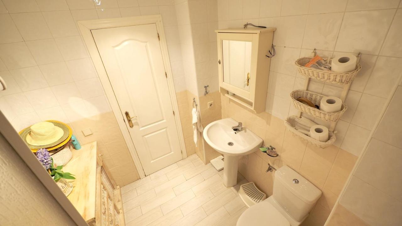 Elegant In Tomares, Private Pool And Enclosed Garden Villa Tomares