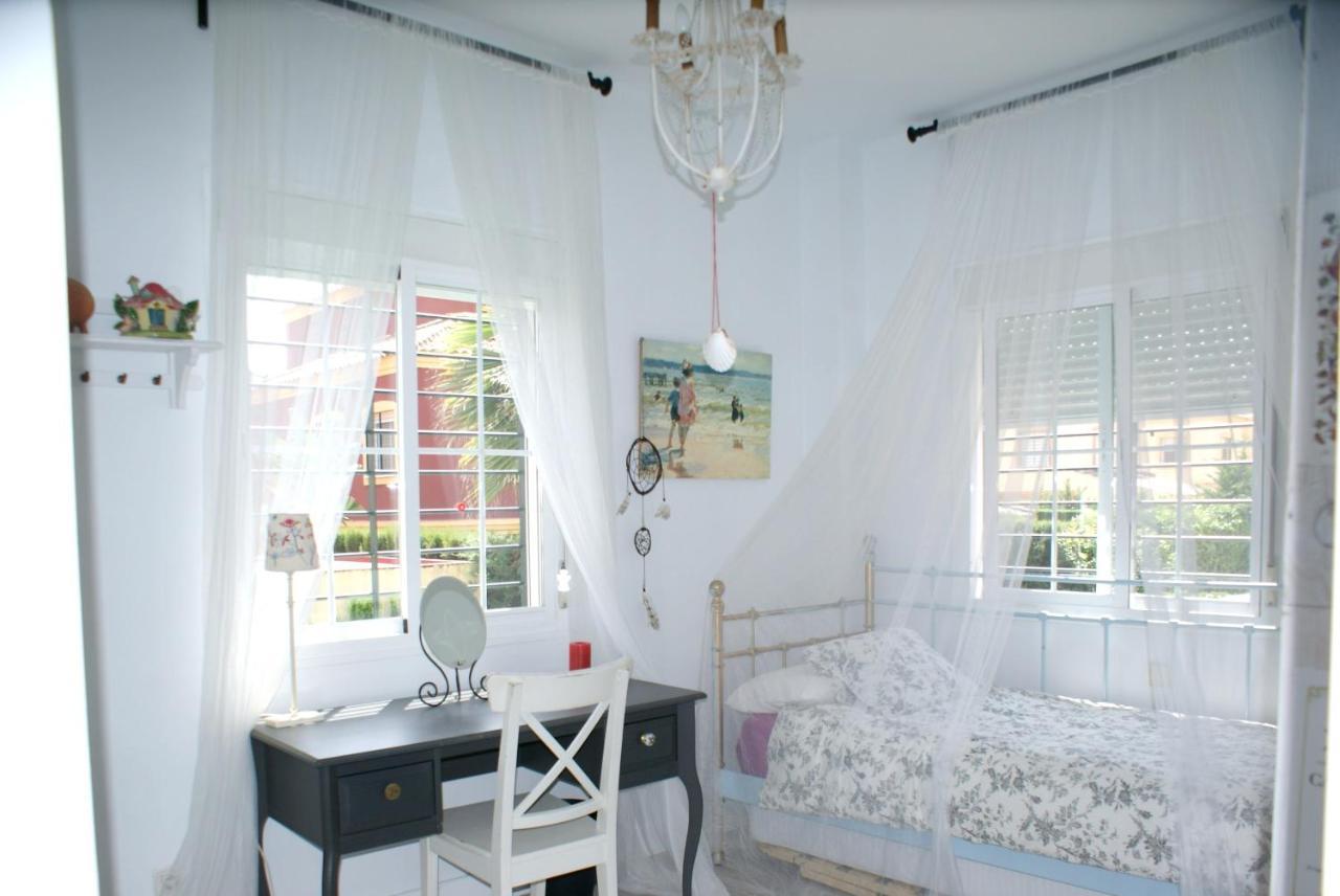 Elegant In Tomares, Private Pool And Enclosed Garden Villa