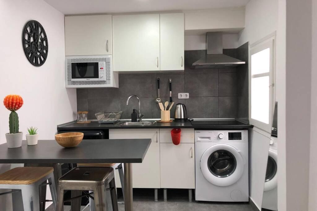 M4 Cool Terrace. 1 Min To Metro. 15 Min To Center Apartment *