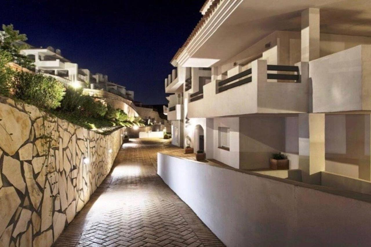 Penthouse Mit Privatem Jacuzzi In Marbella - La Mairena Apartamento *