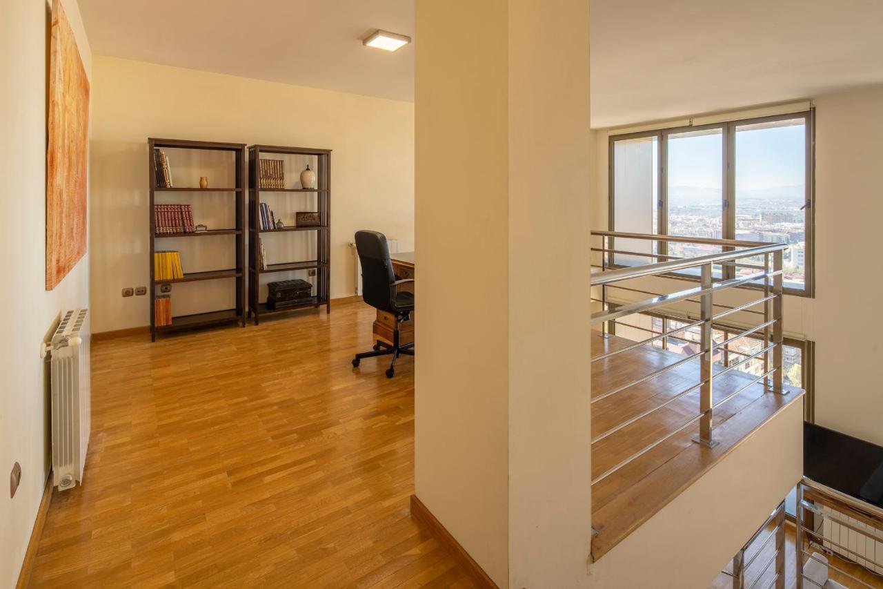 Atico Granada, Penthouse, 18-19th Floor, Centre, Views, Terrace, Free Parking * Granada