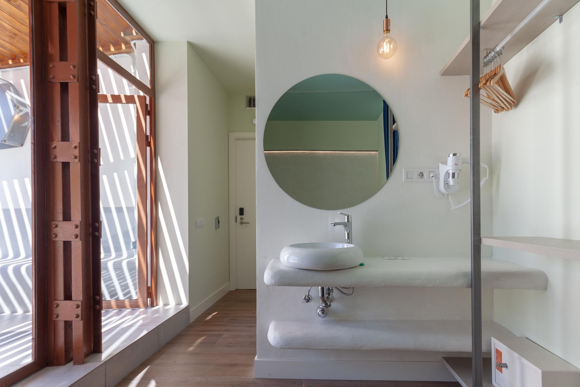 Charlotte-gran Via Hostel