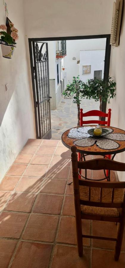 Cheerful One Bedroom Townhouse With Patio *