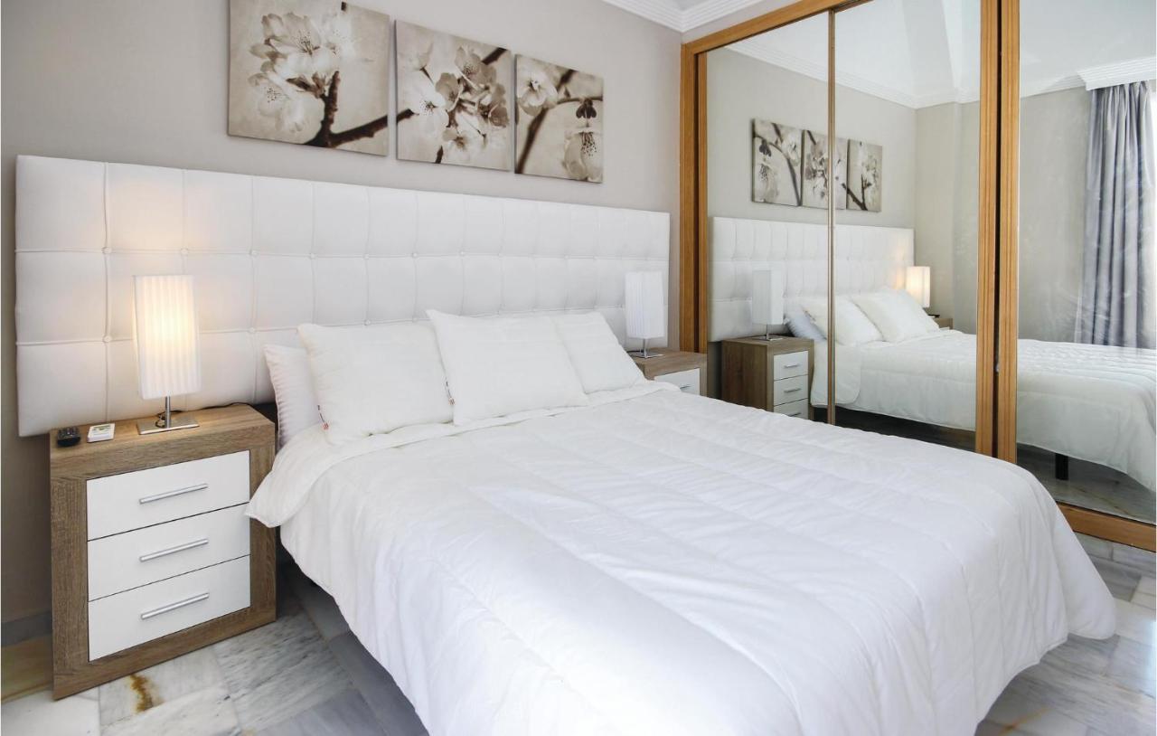 Beautiful In Marbella-las Chapas With 2 Bedrooms, Outdoor Swimming Pool And Swimming Pool Сasa de vacaciones