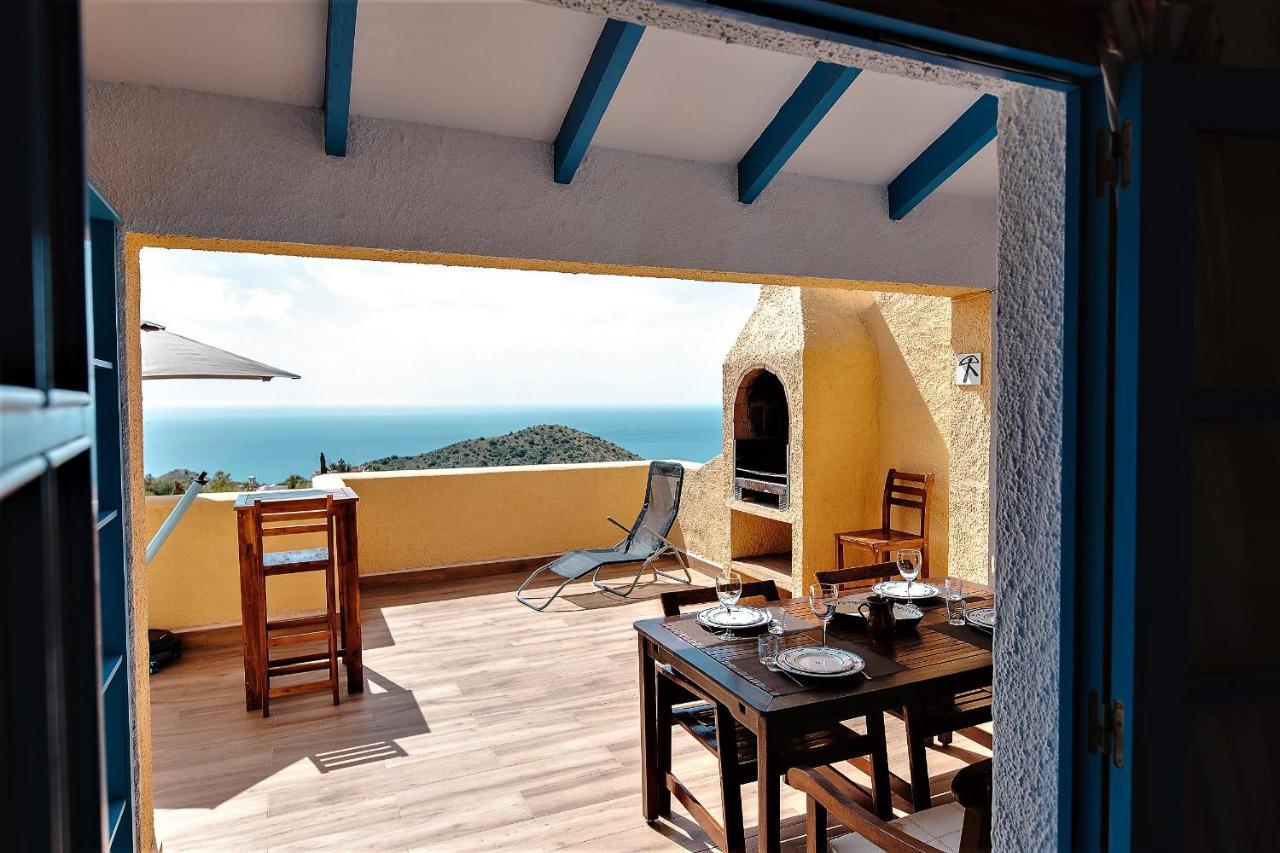 House With Terrace, Amazing Views And Private Shared Pool Сasa de vacaciones