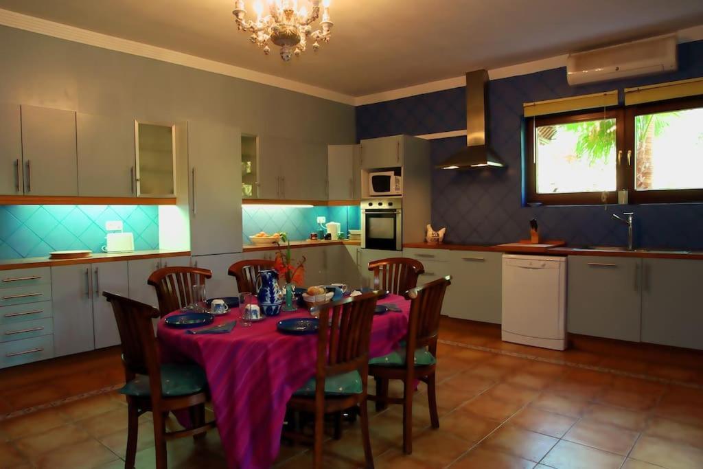 Exotic Tropical W/ Large Pool In Sotogrande!