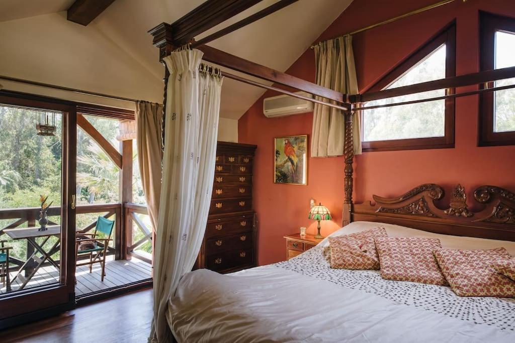 Exotic Tropical W/ Large Pool In Sotogrande! *