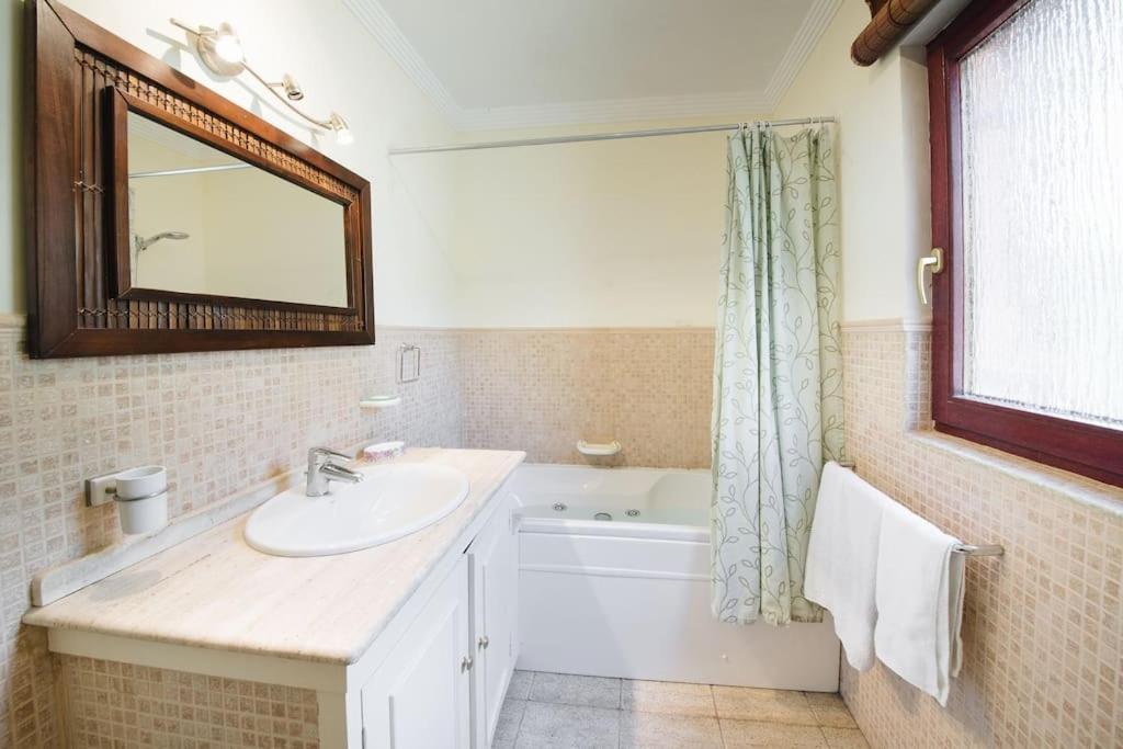 Exotic Tropical W/ Large Pool In Sotogrande! * San Roque (Andalucia)