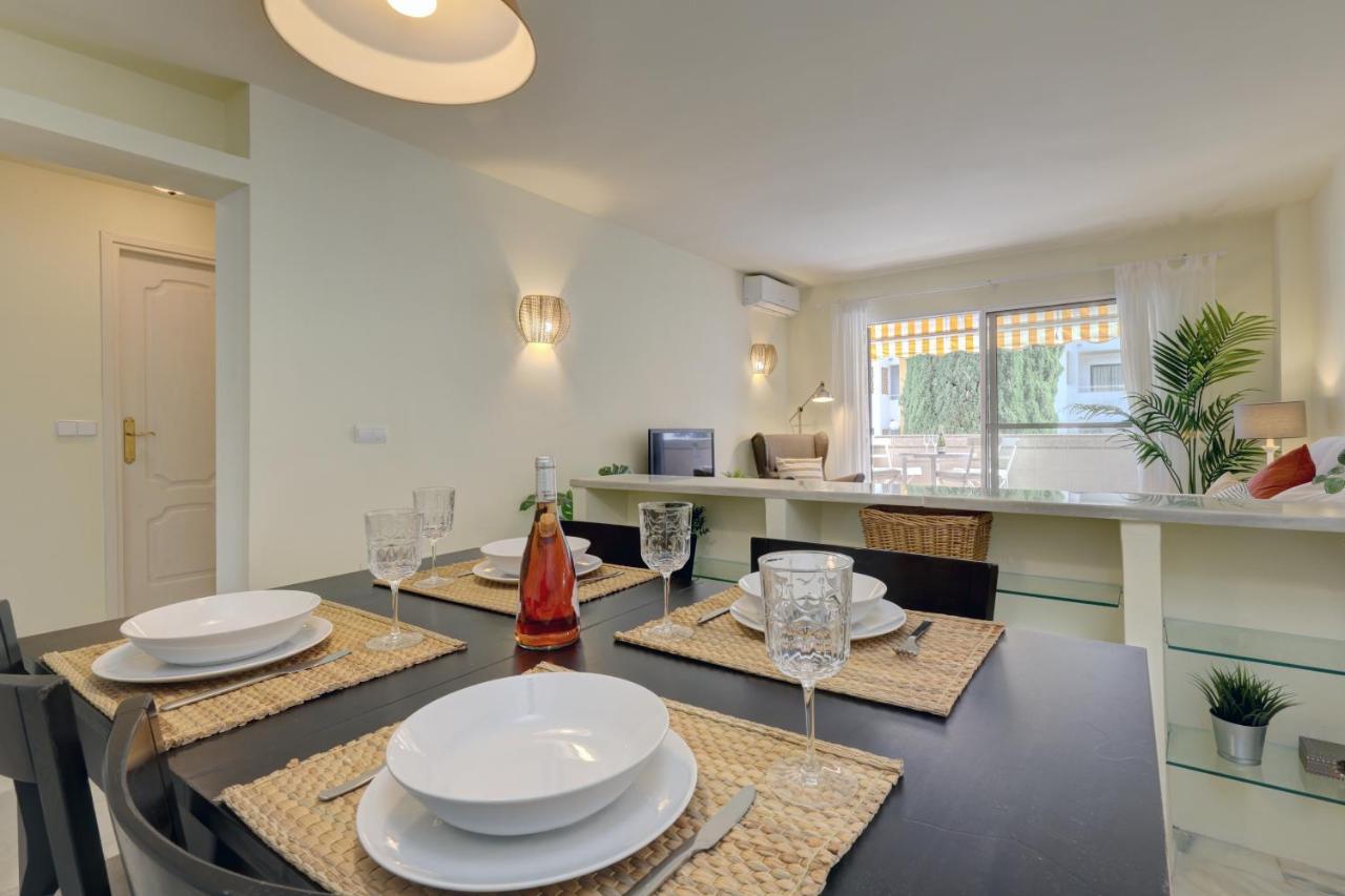 Apartment 2 Bed W/pool Close To + Amenities *