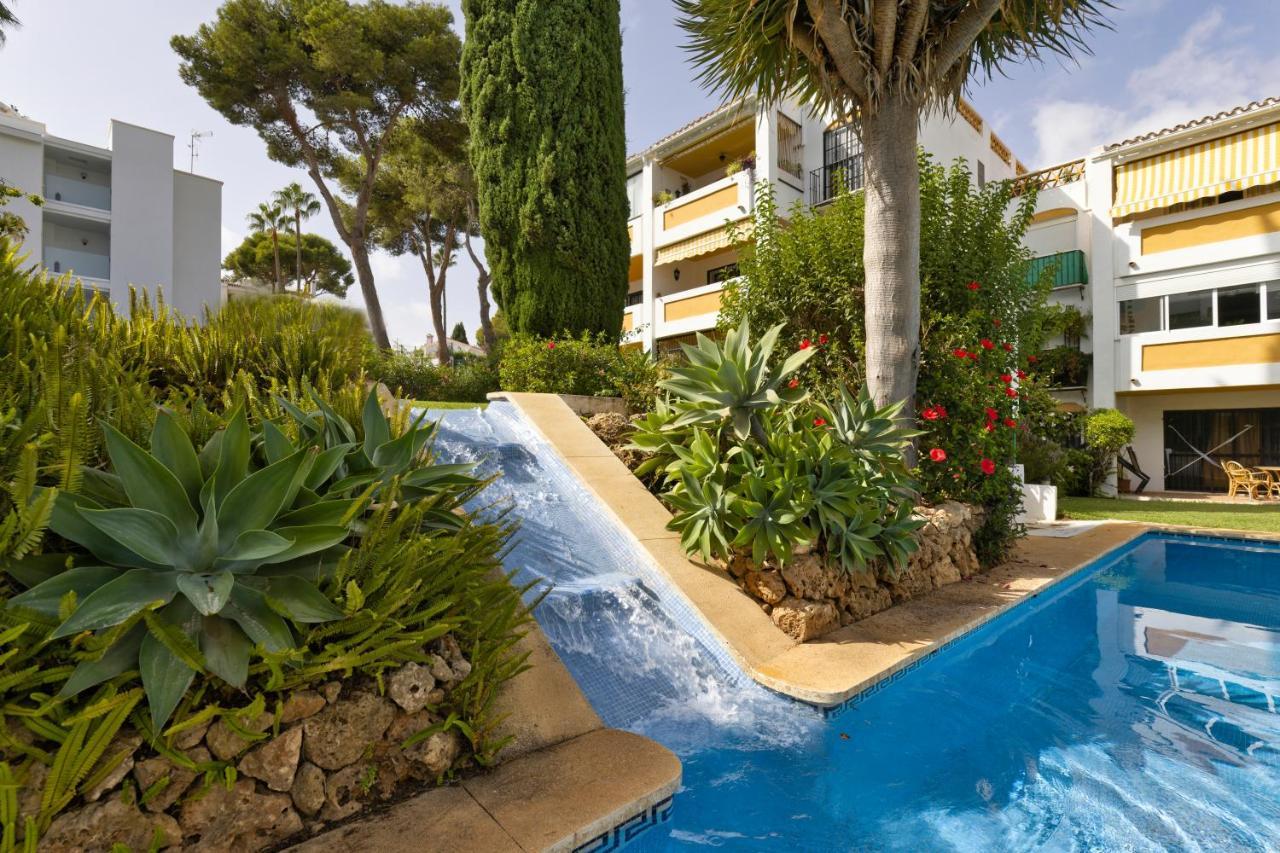 2 Bed W/pool Close To + Amenities Apartment