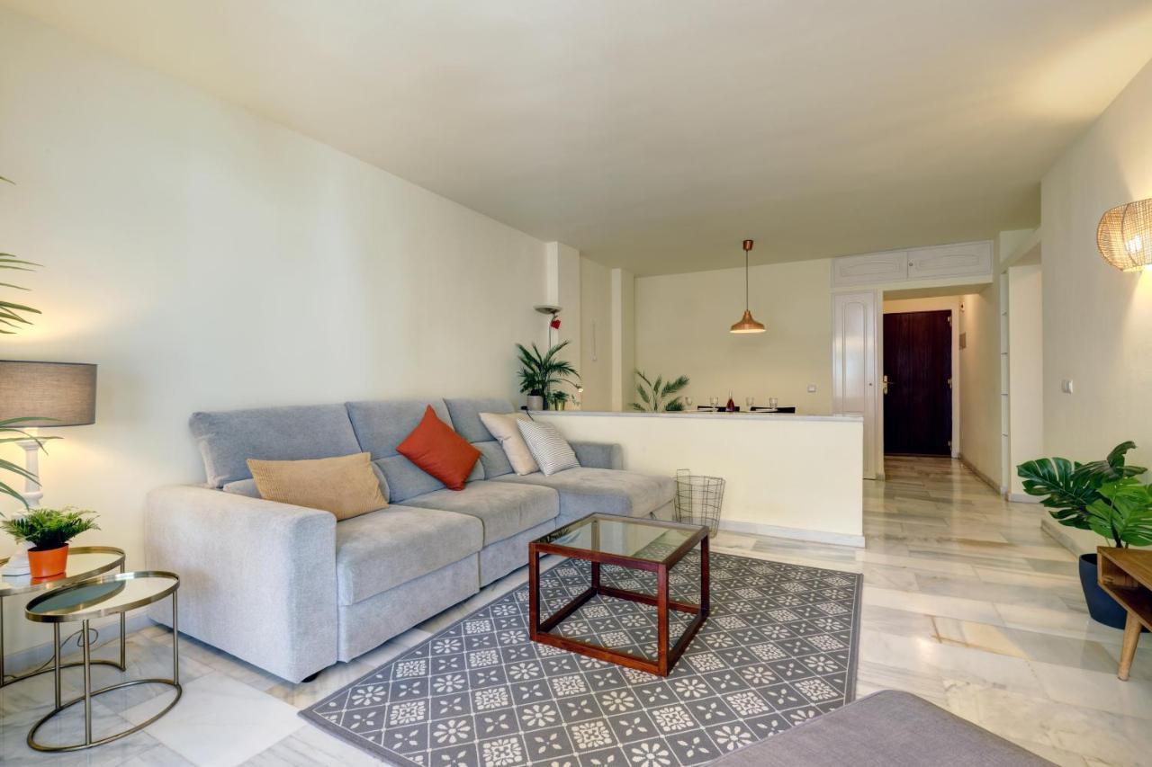 2 Bed W/pool Close To + Amenities *
