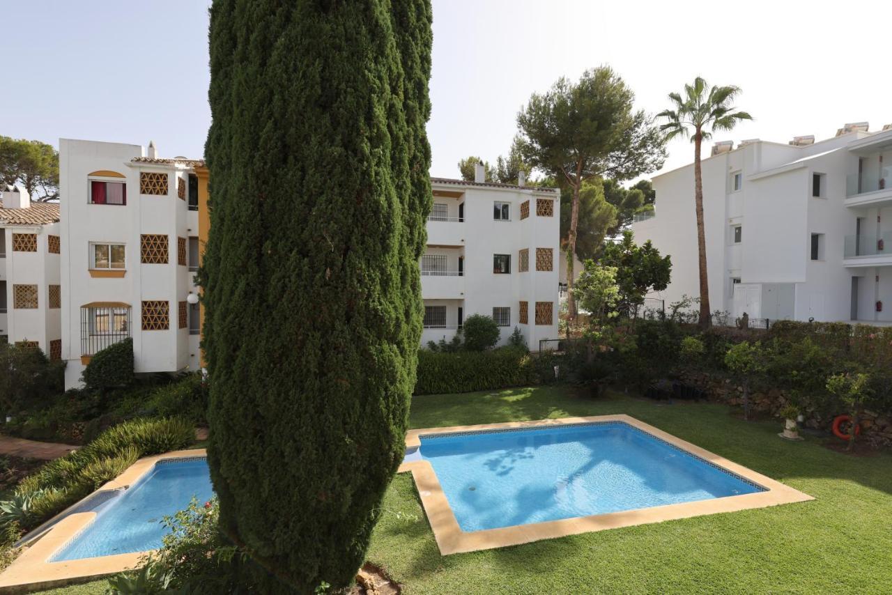 Apartment 2 Bed W/pool Close To + Amenities