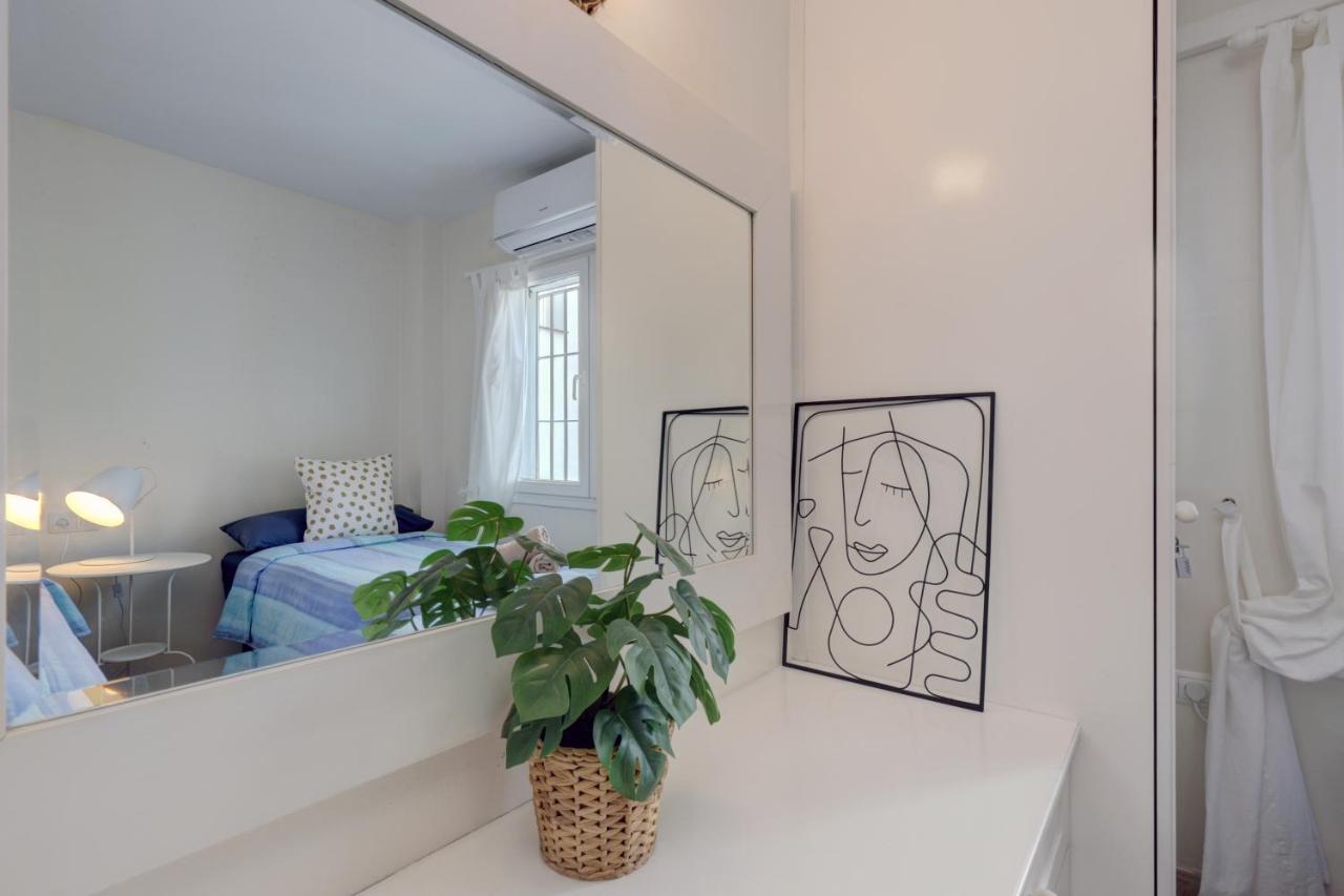 2 Bed W/pool Close To + Amenities